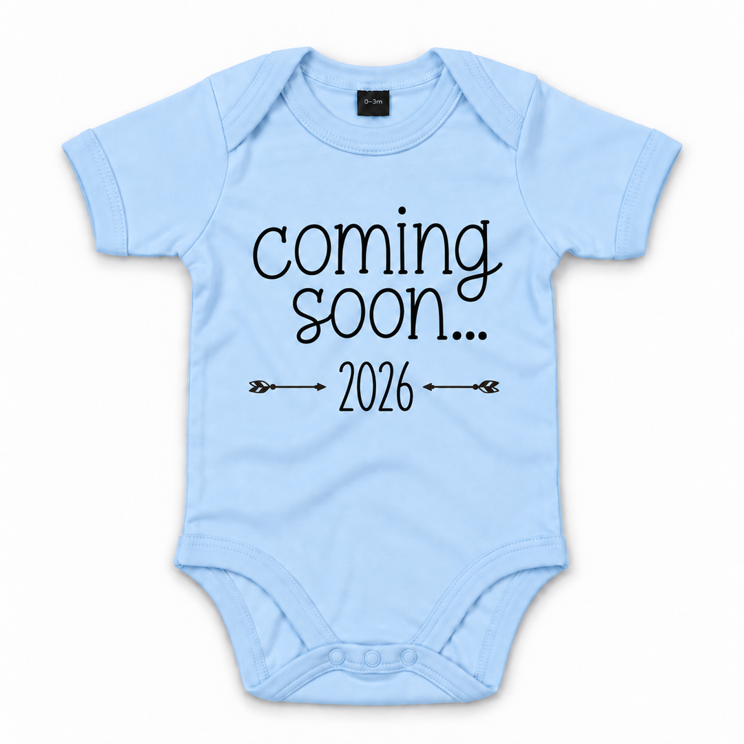 Blauwe Coming Soon romper met jaartal en pijltjes.
