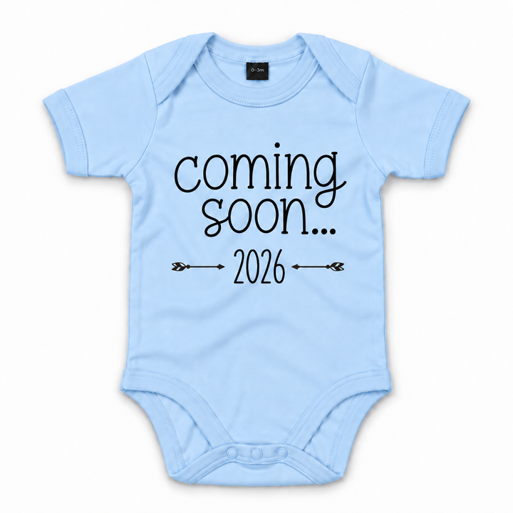Blauwe Coming Soon romper met jaartal en pijltjes.