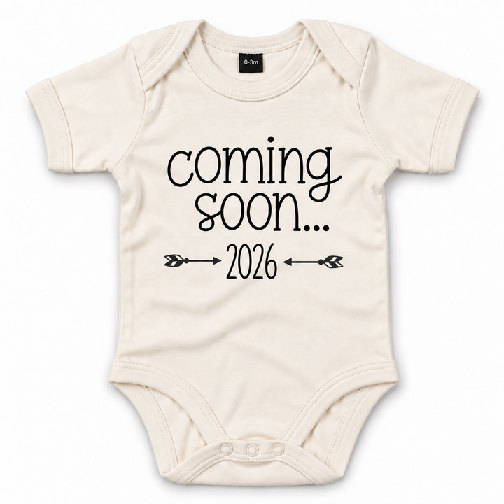 Naturel Coming Soon romper met jaartal en pijltjes.