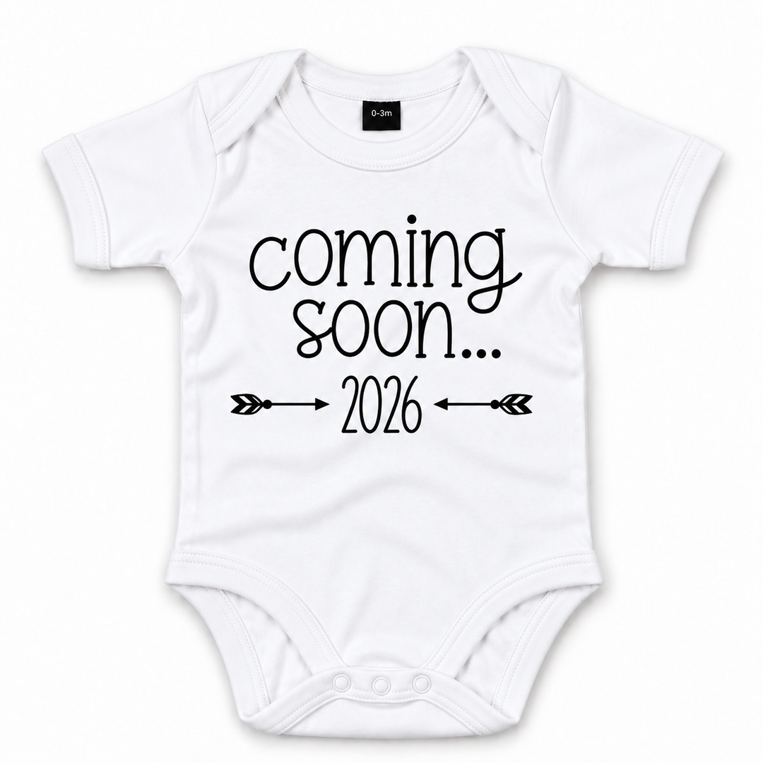 Witte Coming Soon romper met jaartal en pijltjes.