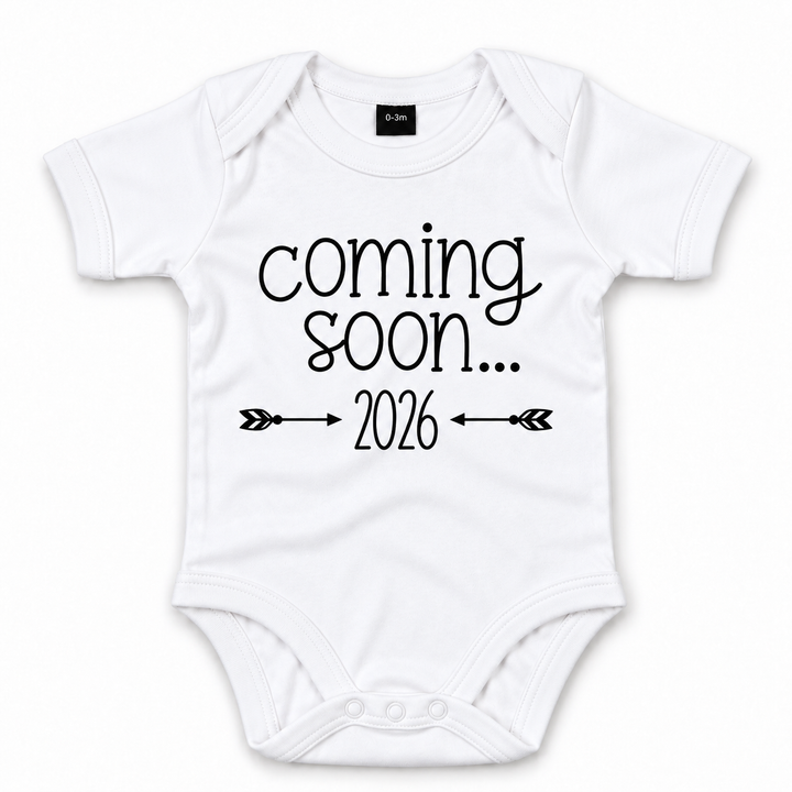 Witte Coming Soon romper met jaartal en pijltjes.
