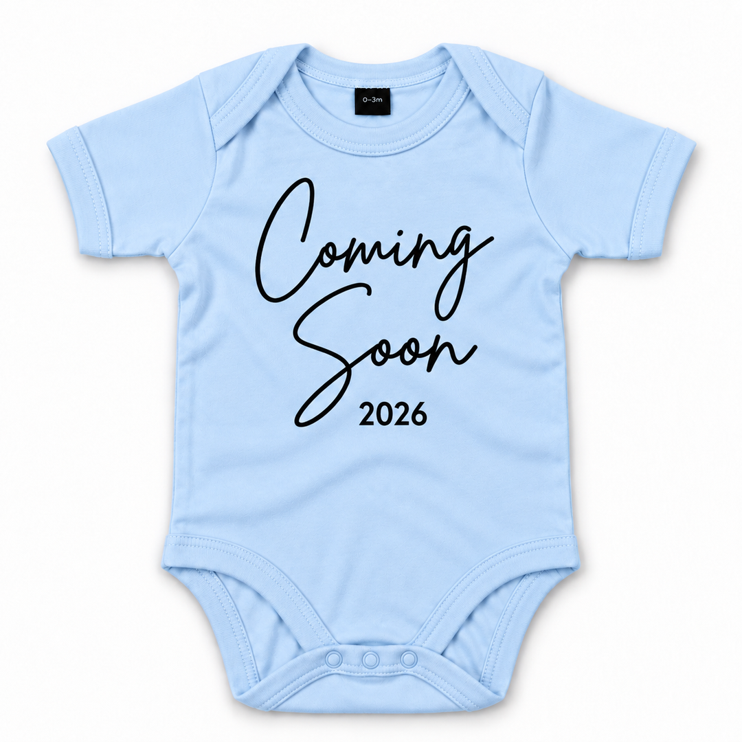 Blauw Coming Soon rompertje 2026 voor zwangerschapsaankondiging.