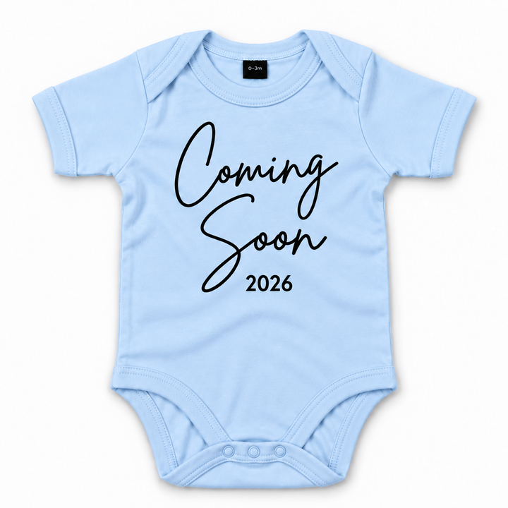 Blauw Coming Soon rompertje 2026 voor zwangerschapsaankondiging.