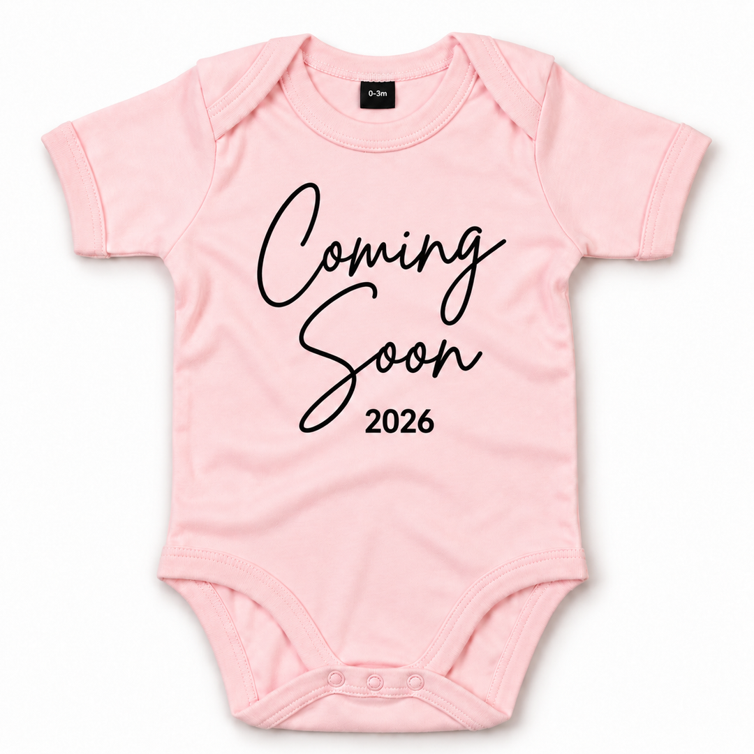 Roze Coming Soon rompertje 2026 voor zwangerschapsaankondiging.