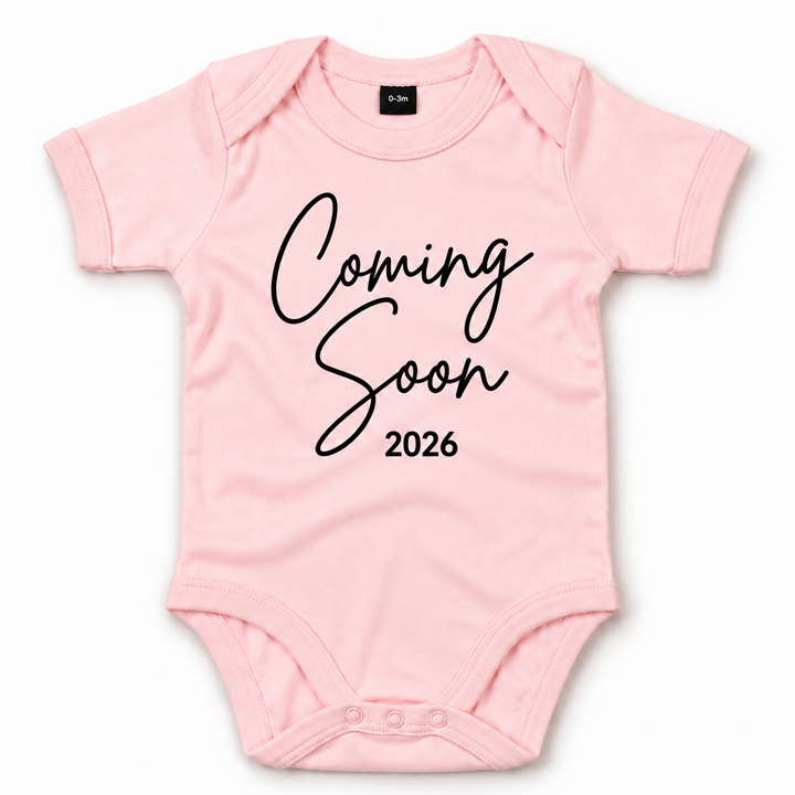 Roze Coming Soon rompertje 2026 voor zwangerschapsaankondiging.