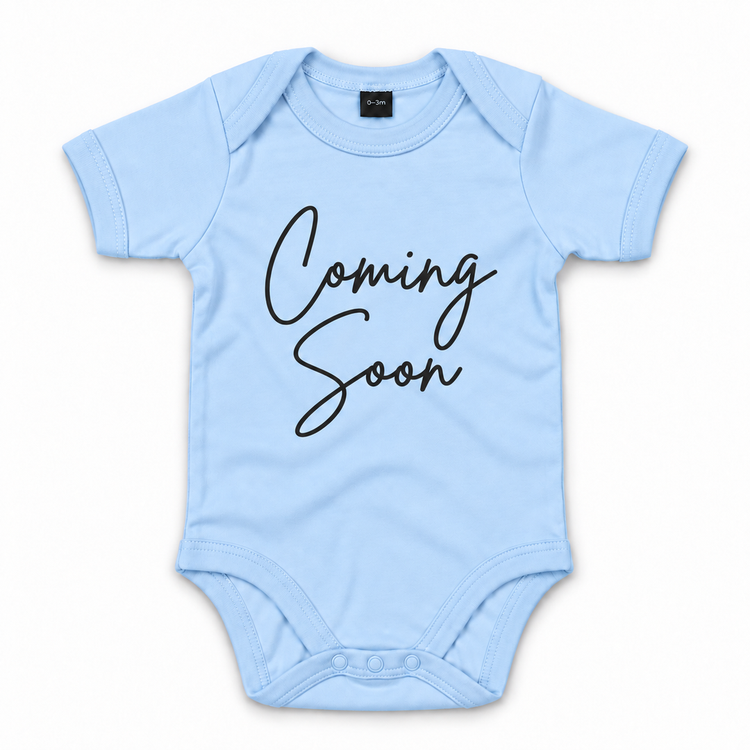 Blauw Coming Soon rompertje voor aankondiging zwangerschap.
