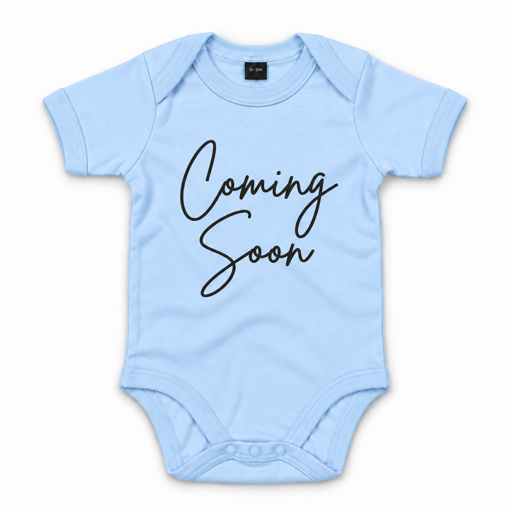 Blauw Coming Soon rompertje voor aankondiging zwangerschap.
