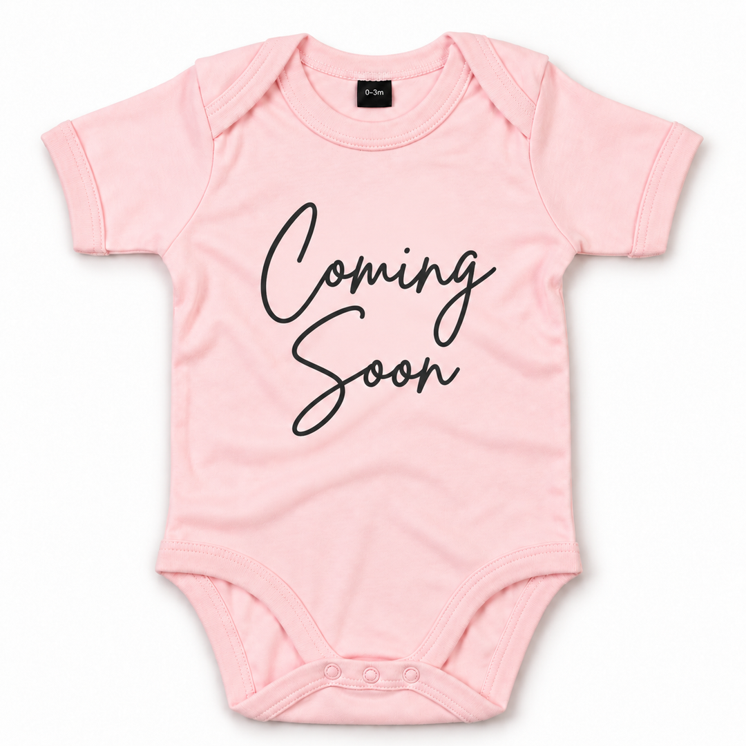 Roze Coming Soon rompertje voor aankondiging zwangerschap.