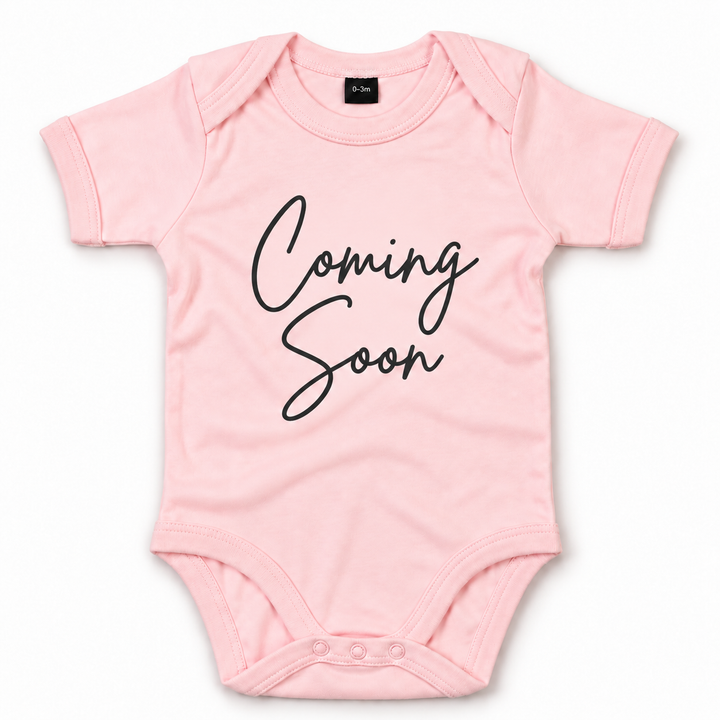 Roze Coming Soon rompertje voor aankondiging zwangerschap.