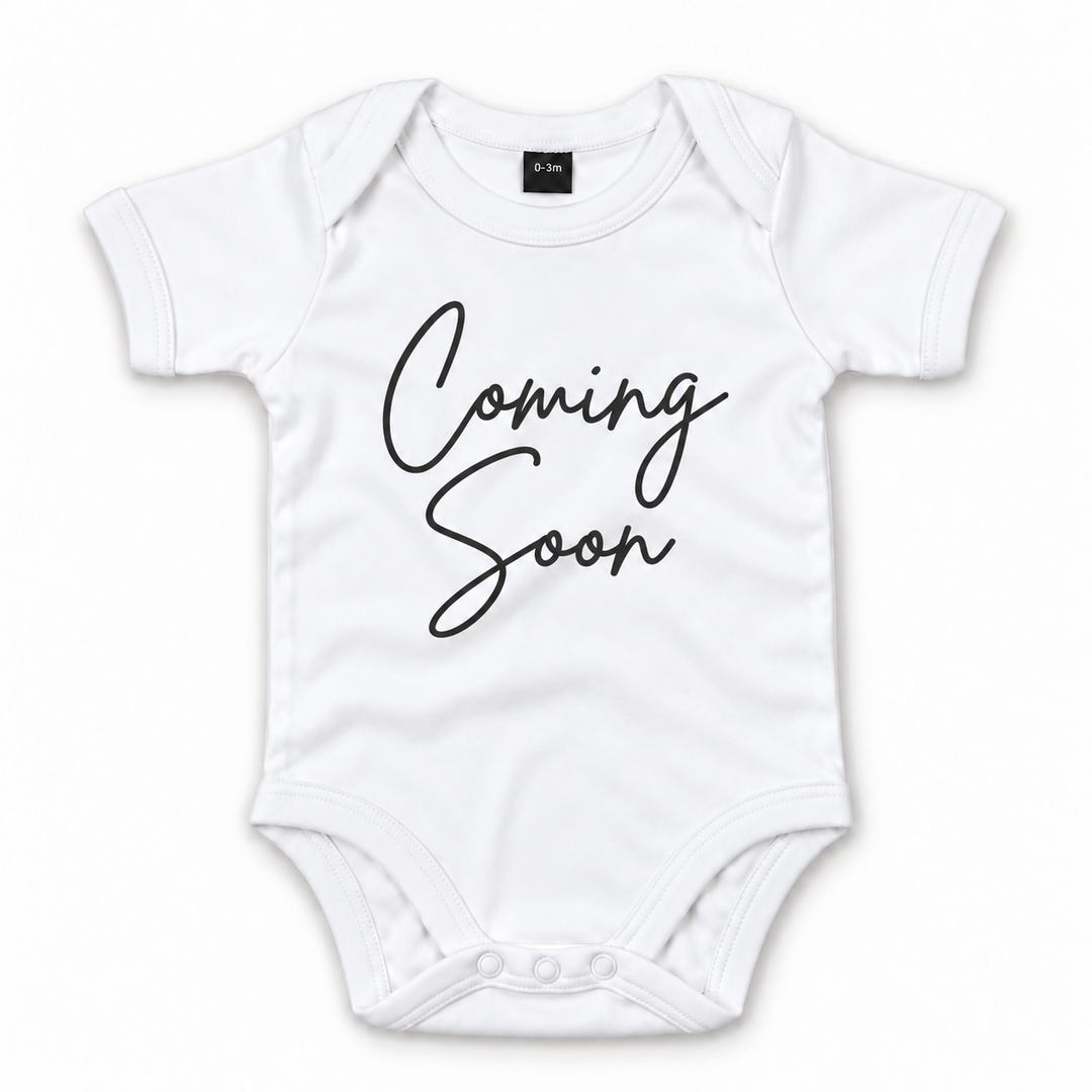 Wit Coming Soon rompertje voor aankondiging zwangerschap.