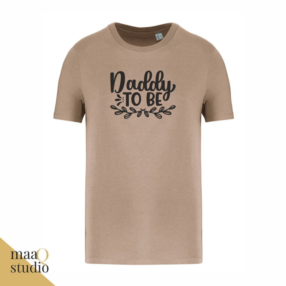 Taupe Daddy to be shirt met donkere opdruk en decoratief takje.
