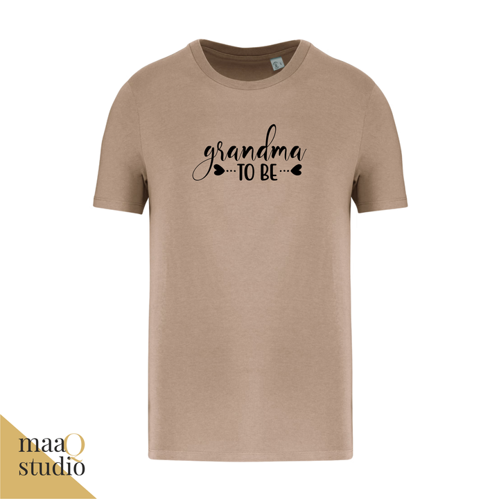 Taupe Grandma to be shirt met zwarte opdruk en hartjes