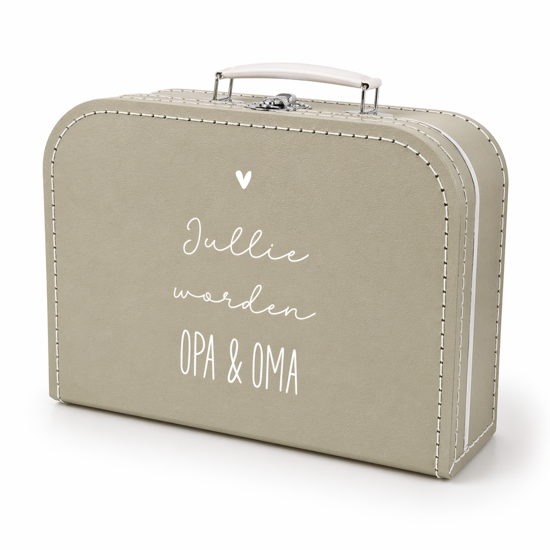 zwangerschapsaankondiging koffertje met tekst “jullie worden opa & oma” in zandkleur, origineel cadeau om opa en oma te verrassen