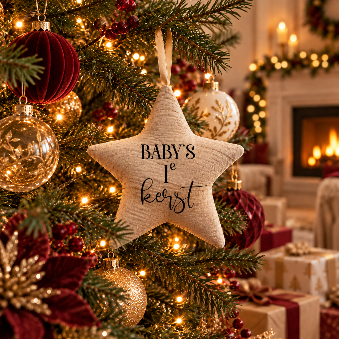 Stoffen kerstster Baby's 1e kerst in een versierde kerstboom