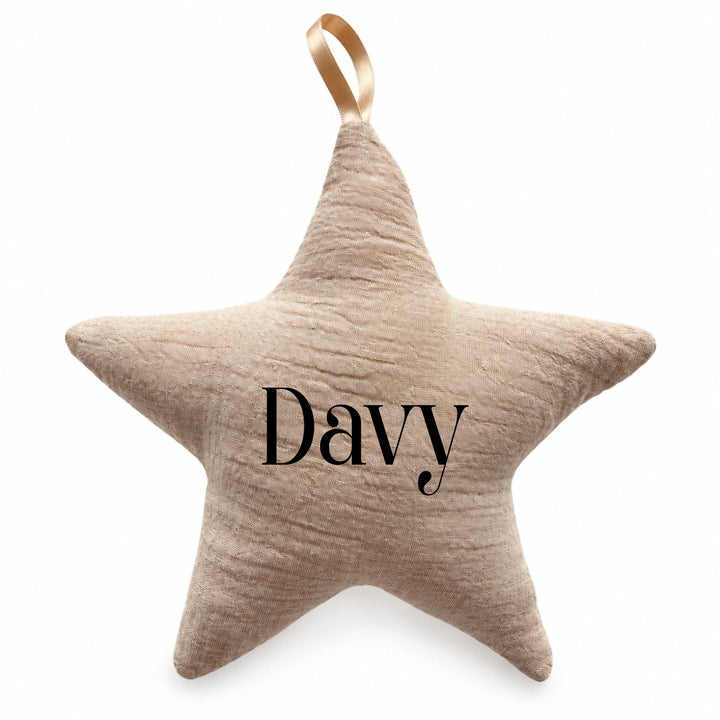 Beige stoffen kerstster met naam Davy en ophanglint op witte achtergrond