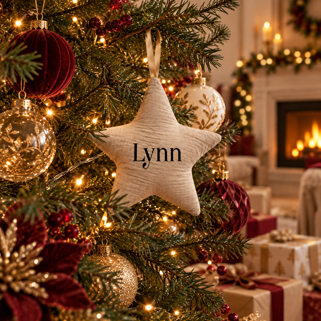Beige kerstster met naam Lynn als persoonlijke kerstversiering in een versierde kerstboom