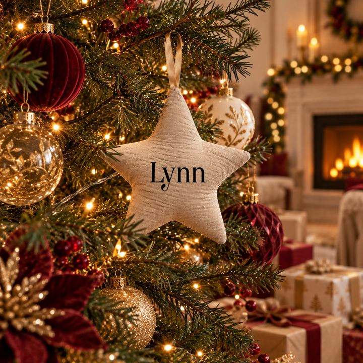 Beige kerstster met naam Lynn als persoonlijke kerstversiering in een versierde kerstboom