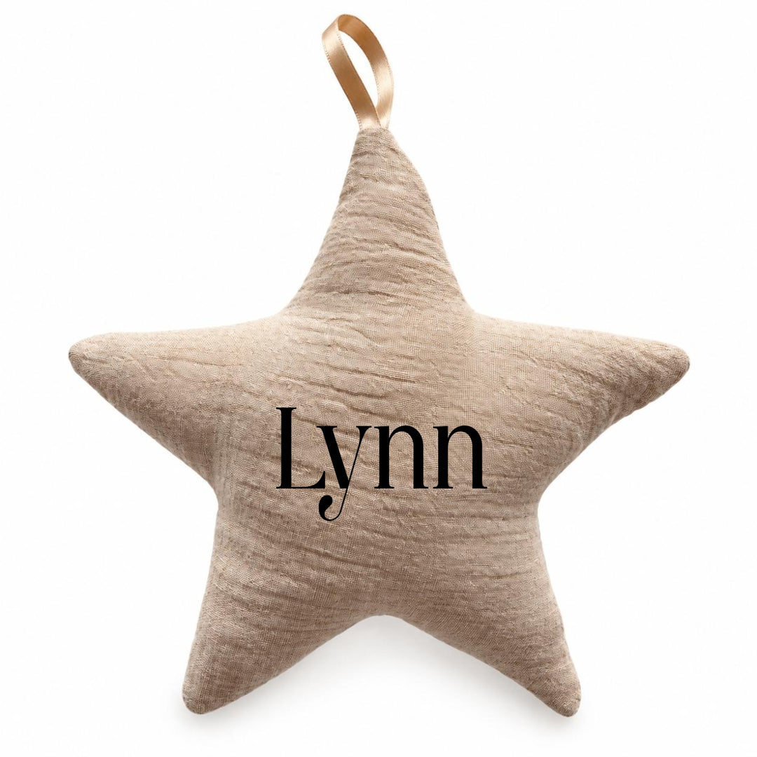 Gepersonaliseerde beige kerstster met naam Lynn en lint om op te hangen