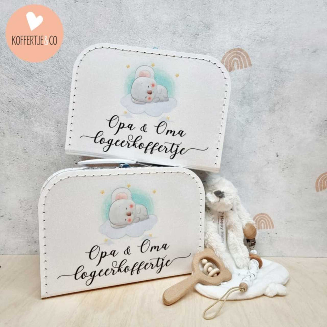 koala logeerkoffertje met slapend koalabeertje en tekst “opa & oma logeerkoffertje”, handgemaakt kinderkoffertje voor logeren of zwangerschapsaankondiging