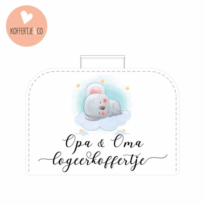 logeerkoffertje met koala illustratie en tekst “opa & oma logeerkoffertje”, personaliseerbaar naar opa, oma, oom, tante of oom & tante