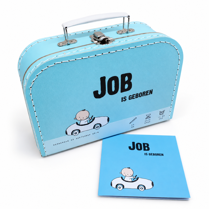 Lichtblauw koffertje met de tekst Job is geboren en een baby in een autootje, met het bijpassende geboortekaartje ervoor.