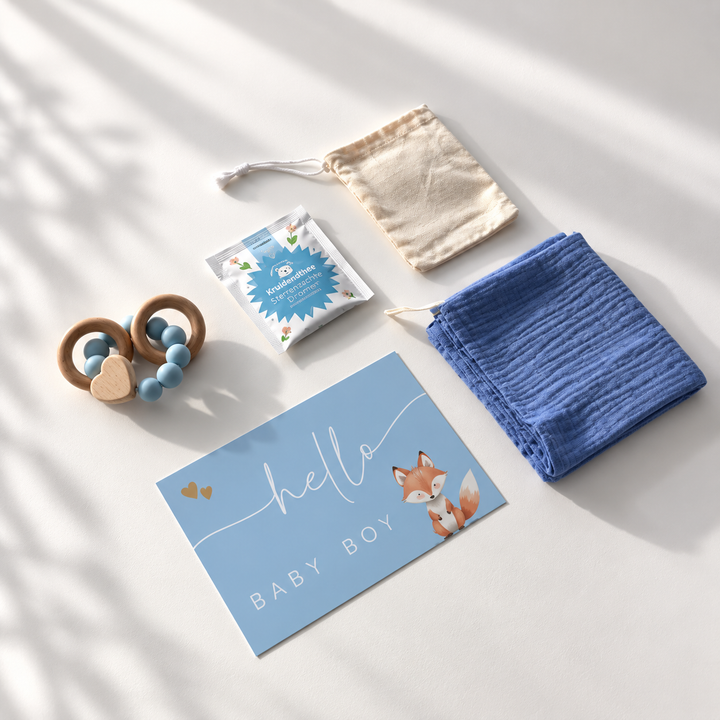 Blauwe kraamcadeauset voor baby boy met houten bijtring, hydrofiele doek, thee, cadeaukaart en katoenen zakje.
