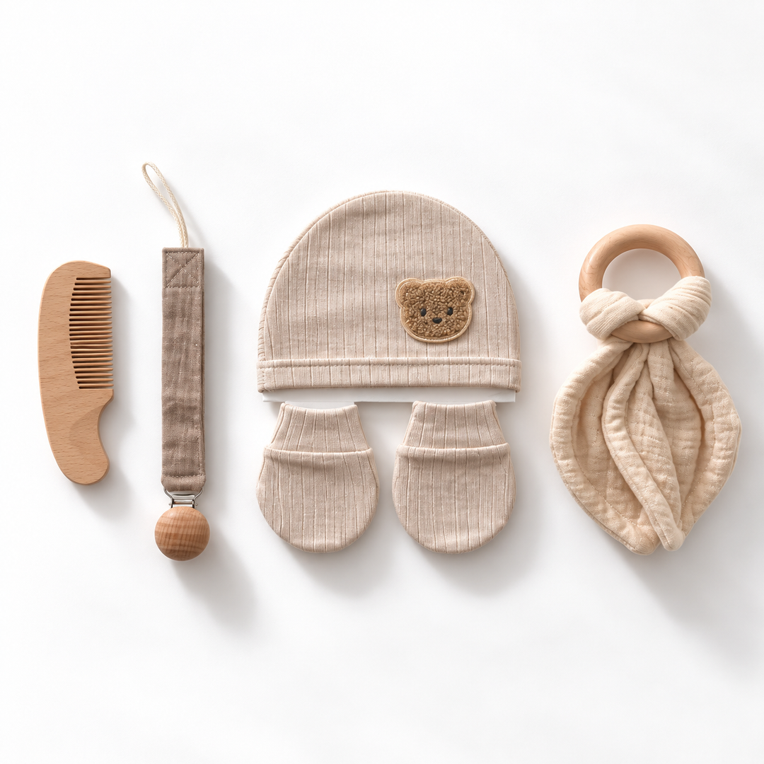 Baby kraamcadeauset in beige met muts en wantjes, houten kam, speenkoord en bijtring.