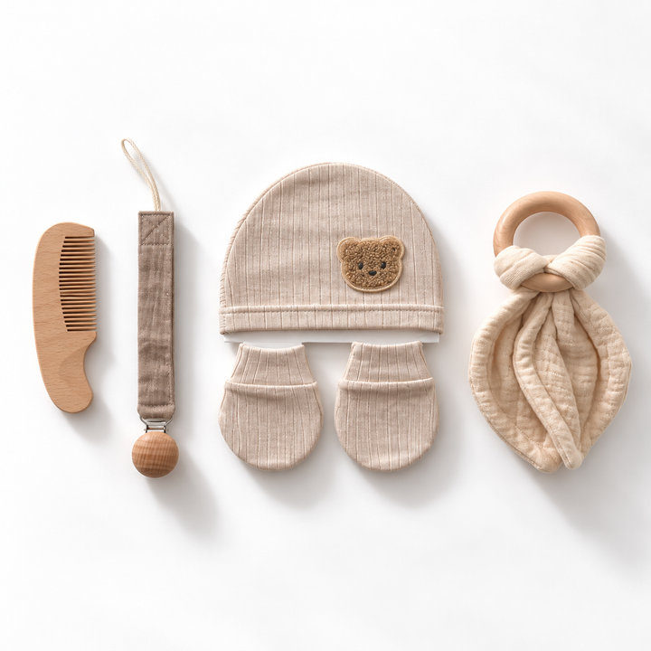Baby kraamcadeauset in beige met muts en wantjes, houten kam, speenkoord en bijtring.