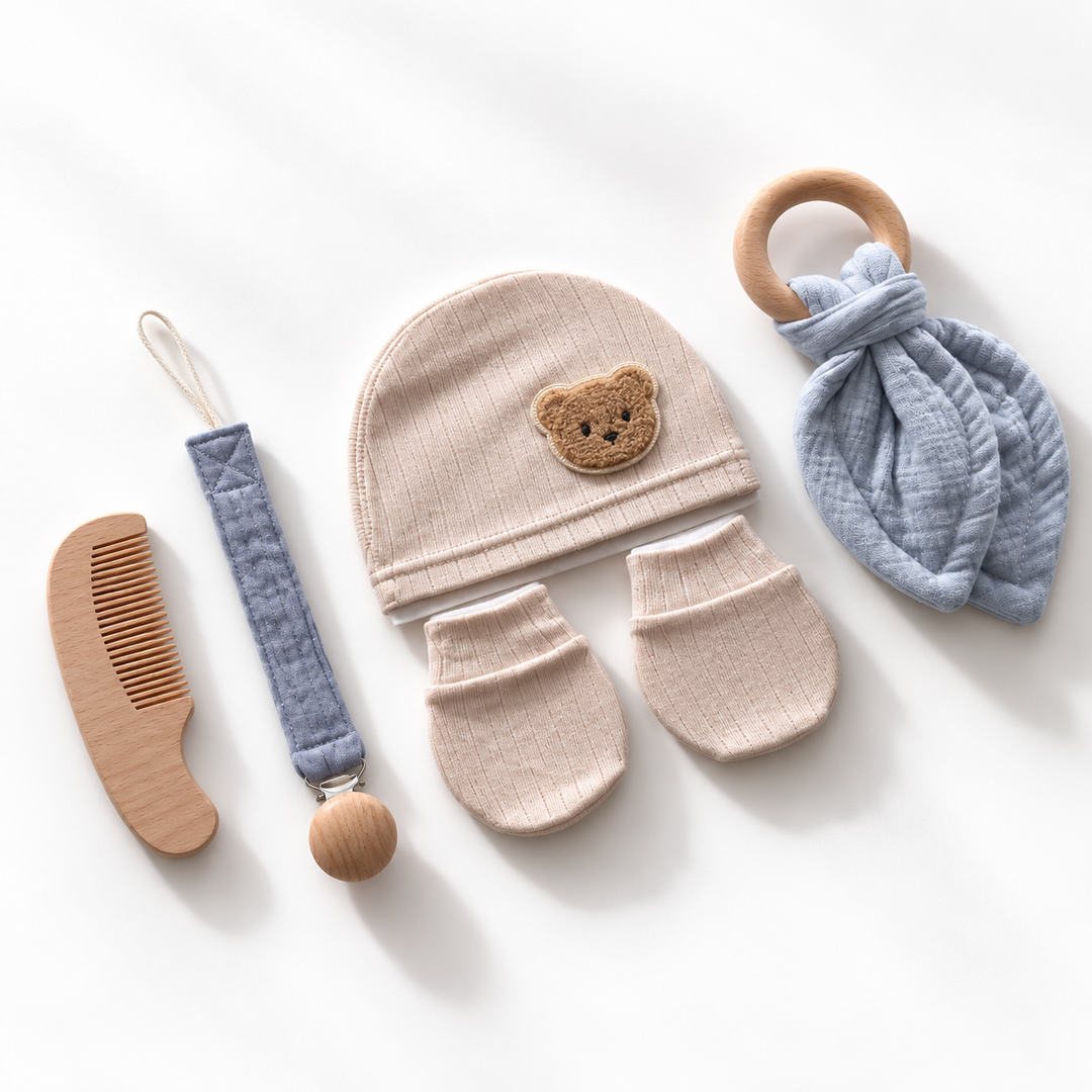 Baby kraamcadeauset blauw vanuit zijaanzicht met muts, wantjes, houten kam, speenkoord en bijtring.