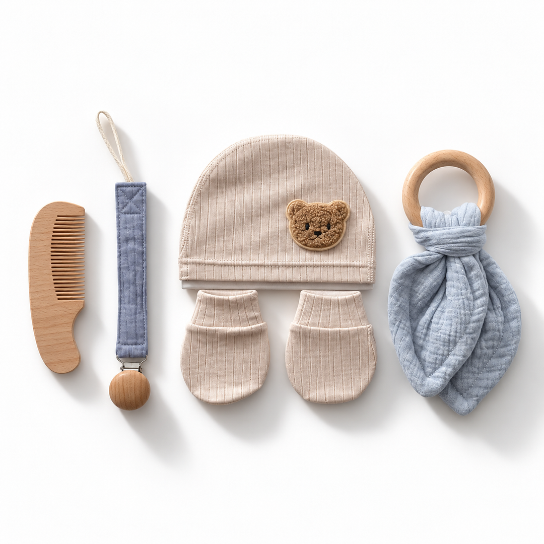 Baby kraamcadeauset met beige muts en wantjes, houten kam, blauw speenkoord en blauwe bijtring.