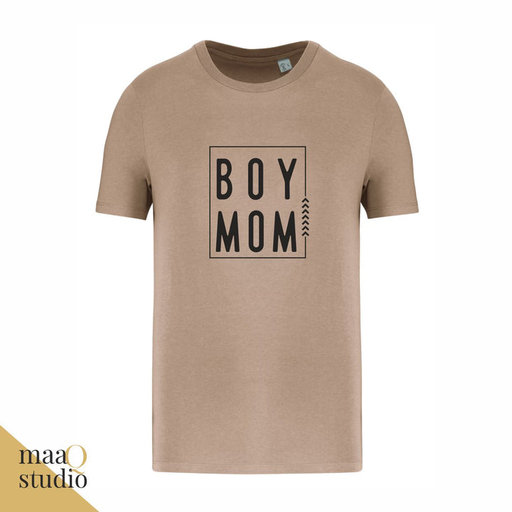 Taupe mama shirt met donkere Boy Mom opdruk.