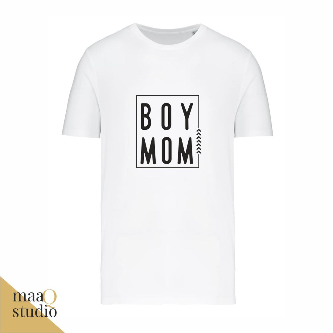 Wit mama shirt met zwarte Boy Mom opdruk.