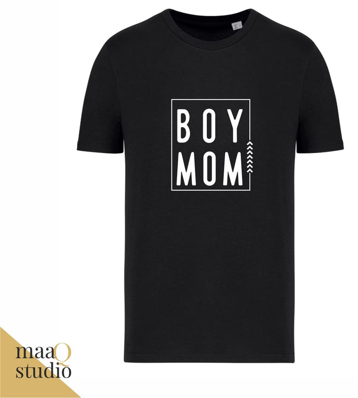 Zwart mama shirt met witte Boy Mom opdruk.