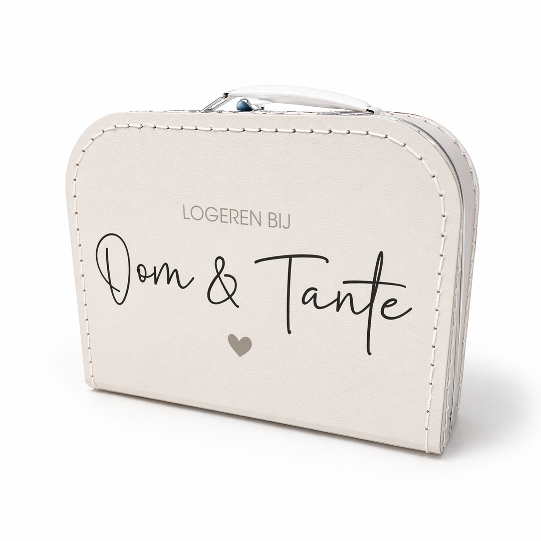 oma en tante logeerkoffertje in beige, gepersonaliseerd kinderkoffertje met tekst, leuk als zwangerschapsaankondiging voor oma en tante