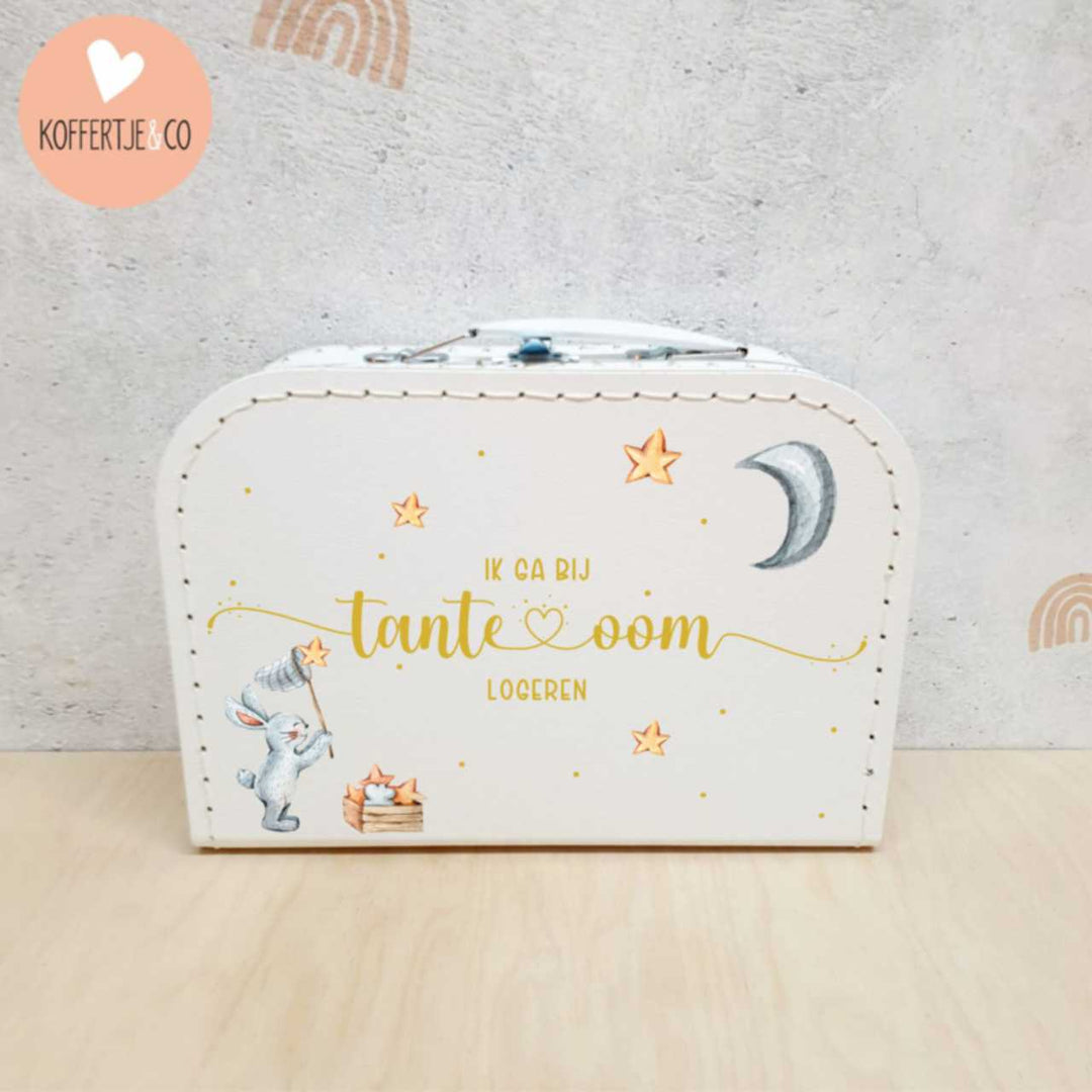 oom en tante logeerkoffertje met maan, sterretjes en konijntje op wit kinderkoffertje, ideaal voor logeren en als zwangerschapsaankondiging