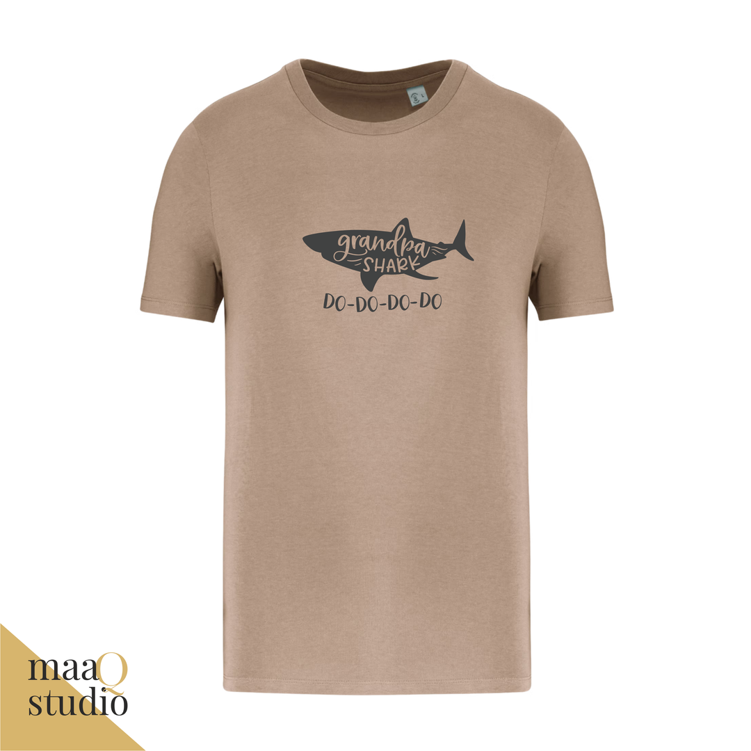 Taupe opa T-shirt met donkere Grandpa Shark opdruk en haaienontwerp