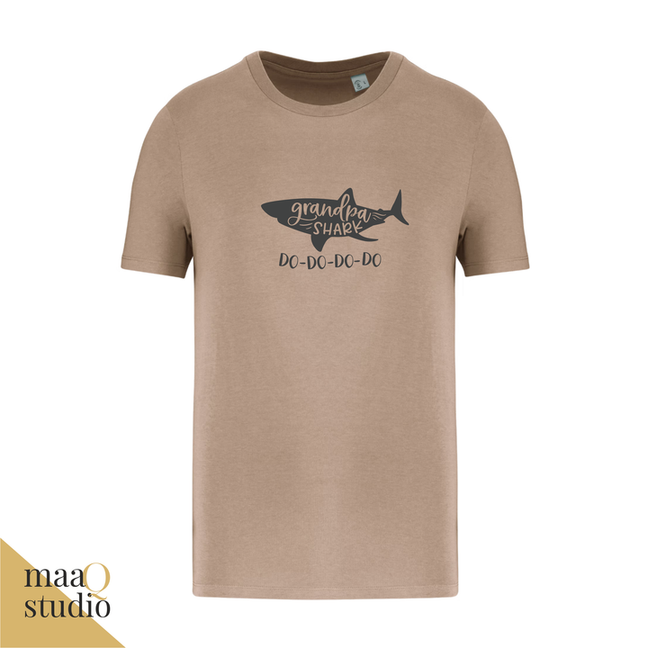 Taupe opa T-shirt met donkere Grandpa Shark opdruk en haaienontwerp