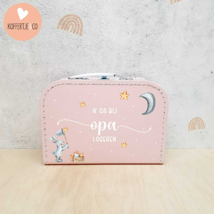 opa logeerkoffertje in roze met maan en sterretjes, gepersonaliseerd kinderkoffertje om te logeren of zwangerschap aan te kondigen