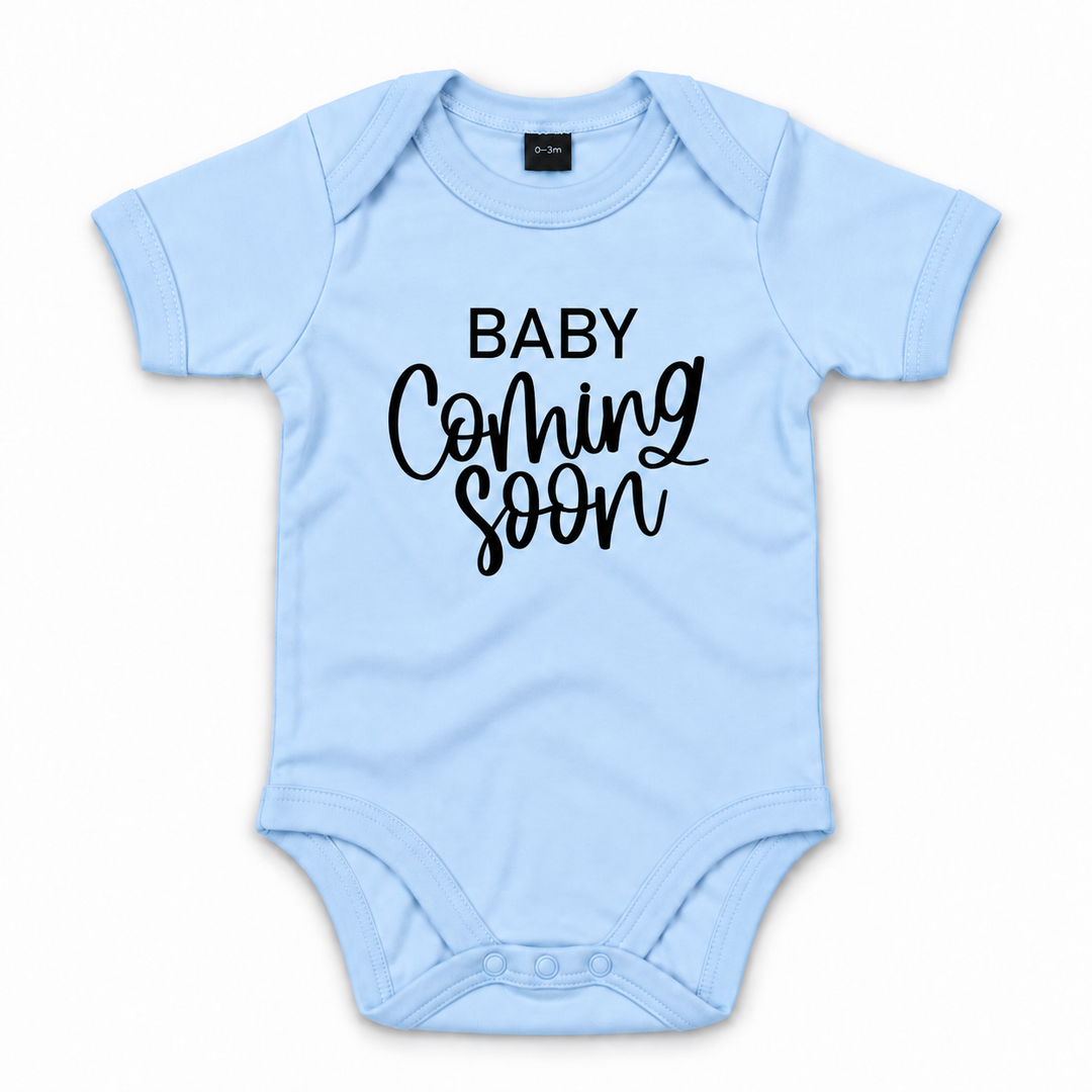 Blauwe Baby Coming Soon romper zonder jaartal.