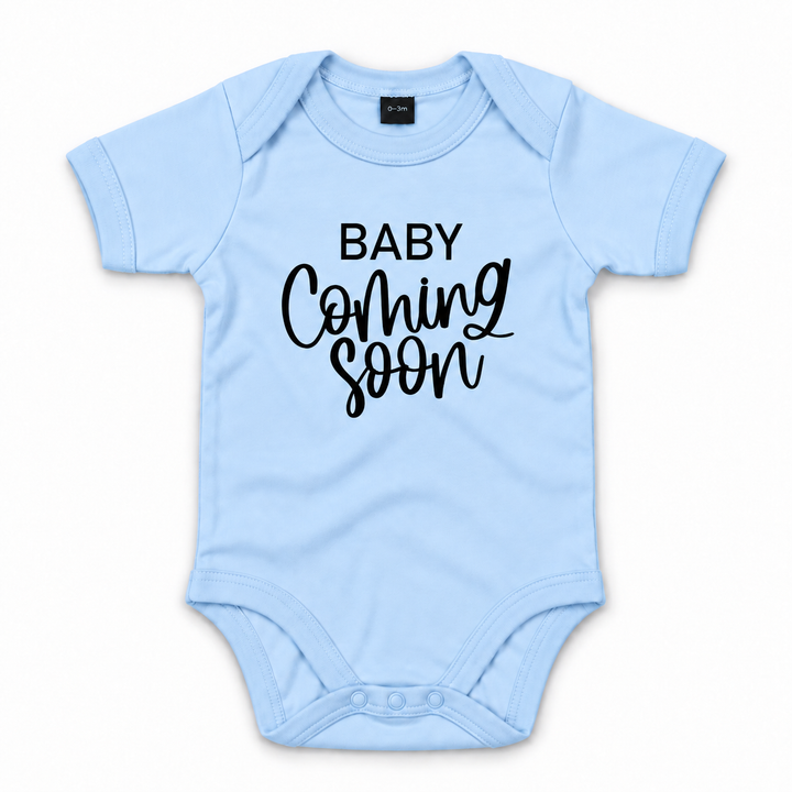 Blauwe Baby Coming Soon romper zonder jaartal.