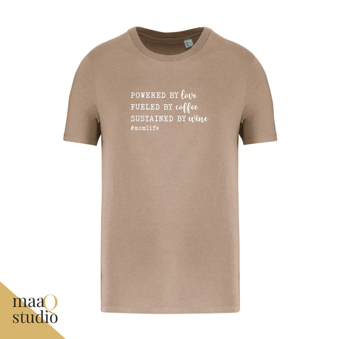Taupe T-shirt met witte Momlife tekst Powered by love fueled by coffee