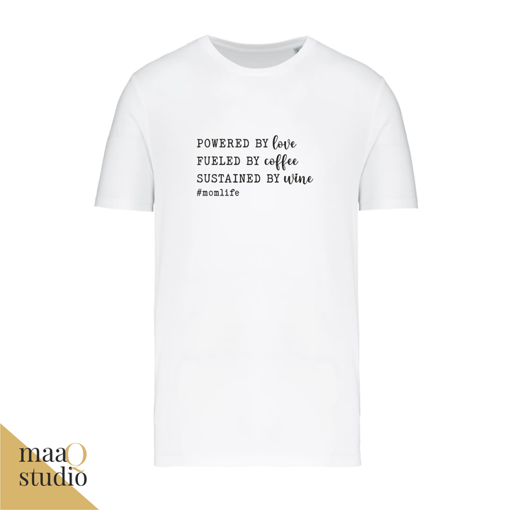 Wit T-shirt met zwarte Momlife tekst Powered by love fueled by coffee
