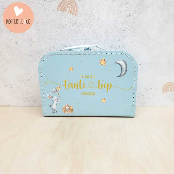 tante Bep logeerkoffertje in blauw met maan en sterretjes, lief kinderkoffertje voor logeren en als zwangerschapsaankondiging