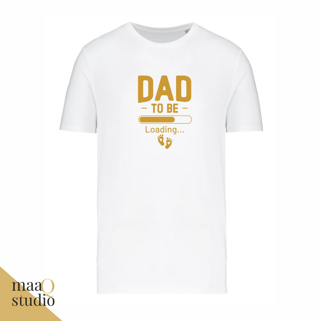 Wit T-shirt voor aanstaande papa met goudkleurige tekst Dad to Be Loading, laadicoon en babyvoetjes