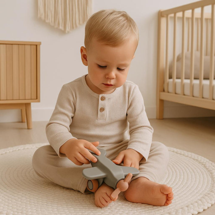 Peuter speelt met zacht siliconen vliegtuigje – veilig baby speelgoed vanaf 0 maanden