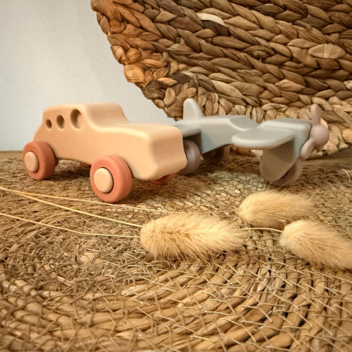 Siliconen speelgoed vliegtuig en auto in aardetinten – origineel cadeau voor pasgeboren baby’s of peuters