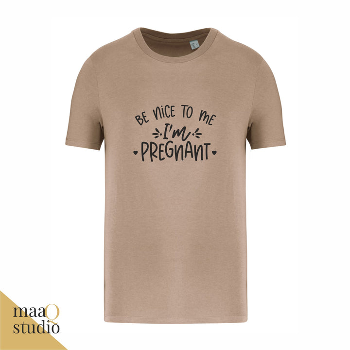 Taupe zwangerschap shirt met tekst Be Nice To Me I’m Pregnant en zwarte opdruk.
