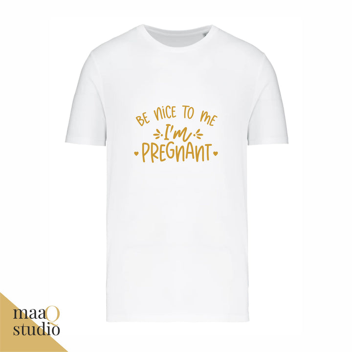 Wit zwangerschap shirt met tekst Be Nice To Me I’m Pregnant en goudkleurige opdruk.