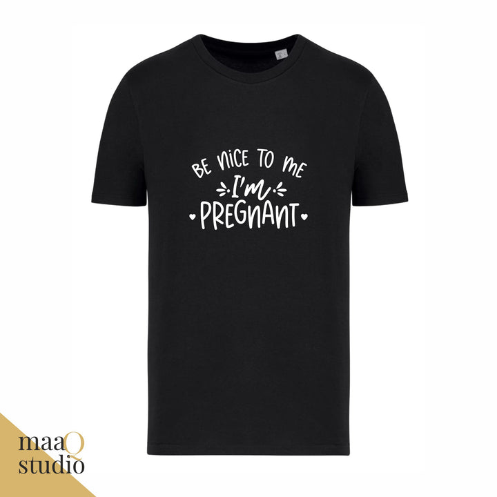 Zwart zwangerschap shirt met tekst Be Nice To Me I’m Pregnant en witte opdruk.