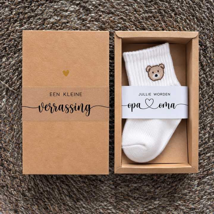 Babysokjes met beertje in kraft doosje voor een zwangerschapsaankondiging
